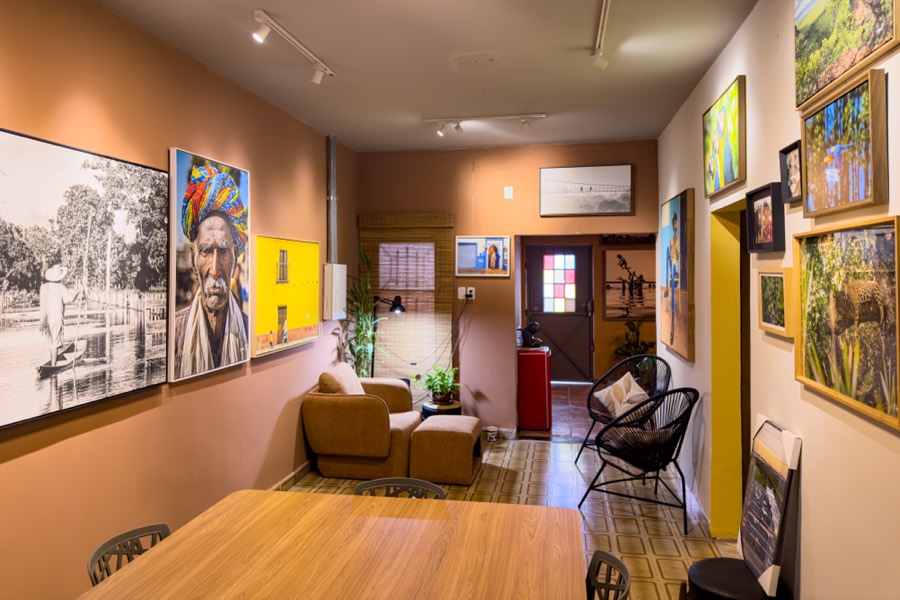 Mesa de atendimento e aula da galeria
