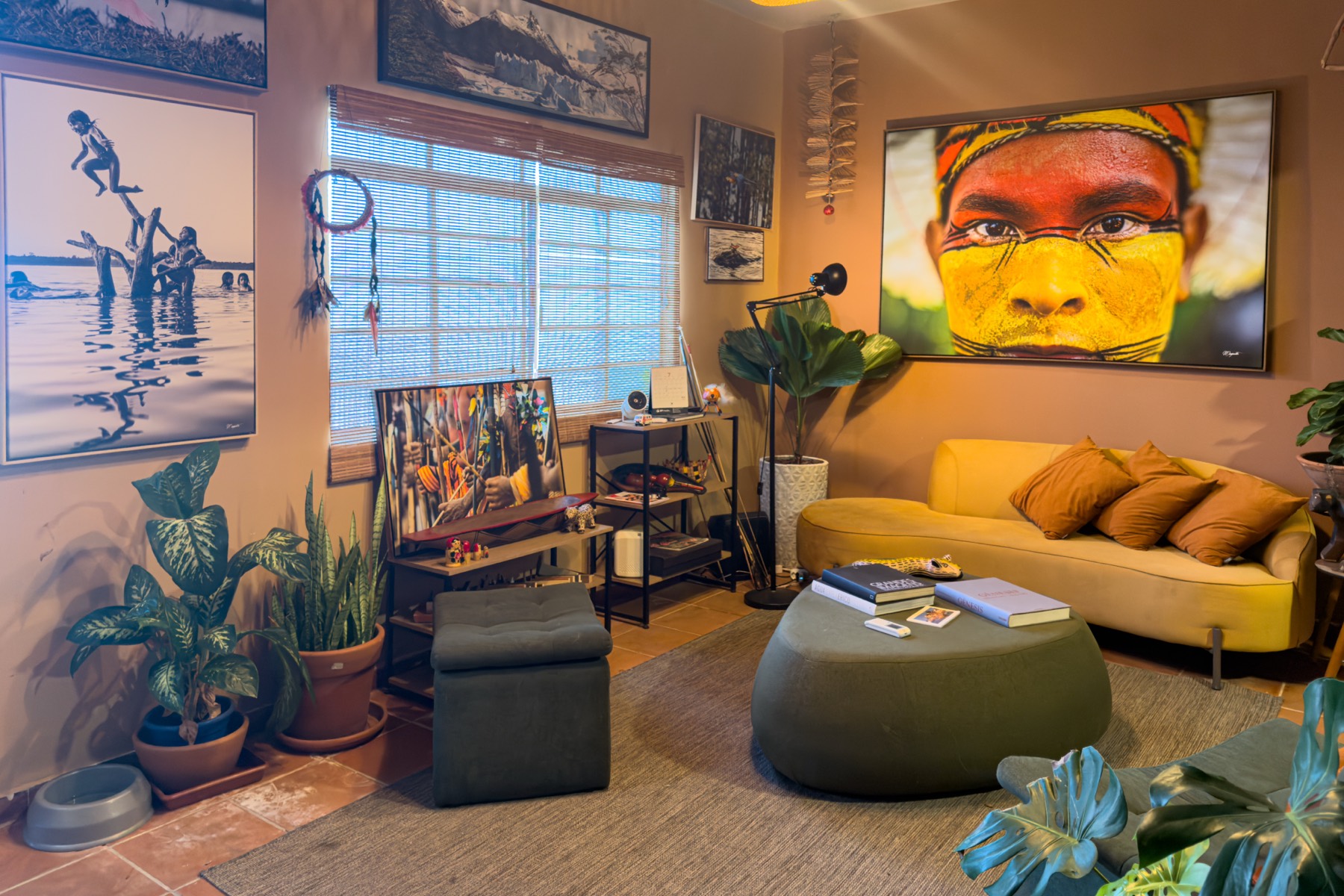 Sala da Galeria Frammer com sofá amarelo e obras emolduradas